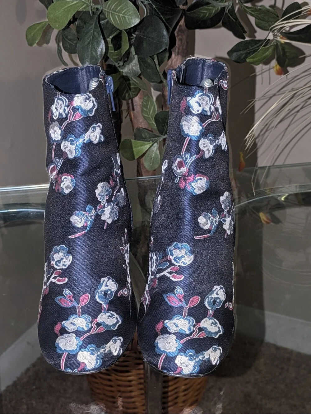 💥FINAL💥Urban Outfitters Black Floral Embroidered Ankle Boots - Picture 3 of 8